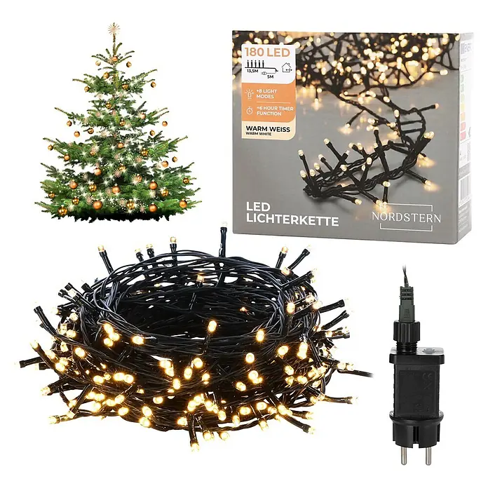 Nordstern LED-Lichterkette - Außen, Lichtfarbe: Warmweiß, Anzahl Leuchtmittel: 180 Stk., Netzbetrieben - Warmweiße 180-LED Lichterkette, aufgewickelt, mit Netzteil, und am geschmückten Weihnachtsbaum gezeigt.