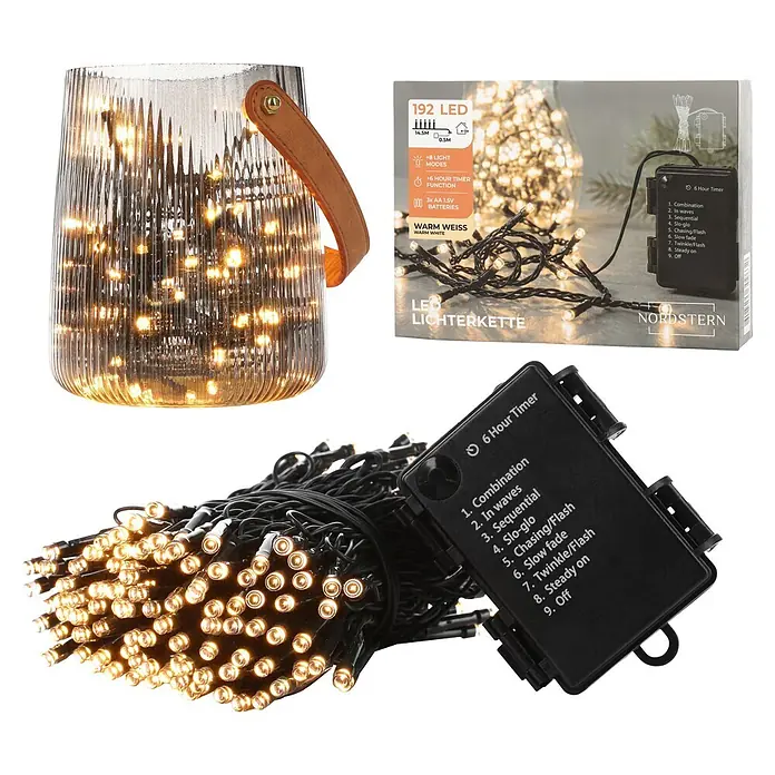 Nordstern LED-Lichterkette - Außen, Lichtfarbe: Warmweiß, Anzahl Leuchtmittel: 192 Stk., Batteriebetrieben - Warmweiße LED-Lichterkette in geriffelter Glaslaterne mit Ledergriff und schwarzer Batteriedose mit 8 Lichtmodi und 6-Stunden-Timer.