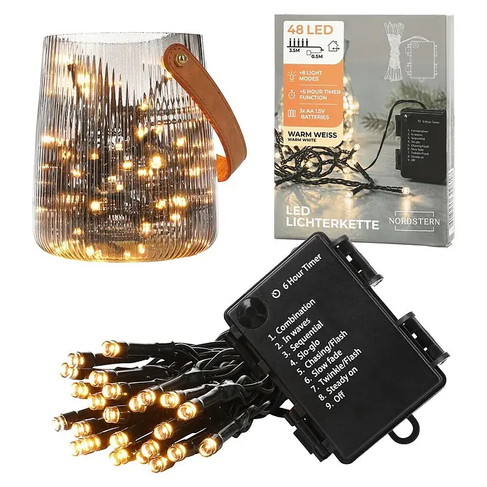 Nordstern LED-Lichterkette - Außen, Lichtfarbe: Warmweiß, Anzahl Leuchtmittel: 48 Stk., Batteriebetrieben - Warmweiße LED-Lichterkette mit schwarzem Batteriefach und gerippter Glaslaterne mit braunem Ledergriff.