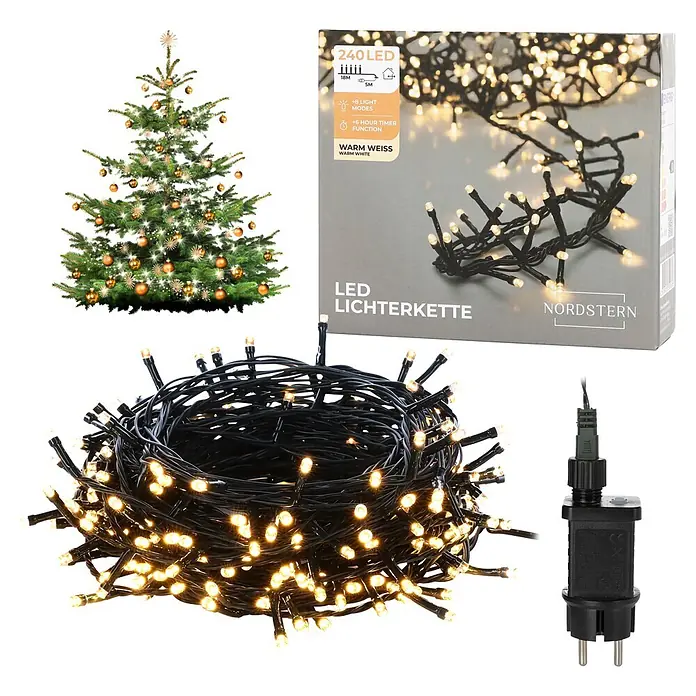 Nordstern LED-Lichterkette - Außen, Lichtfarbe: Warmweiß, Anzahl Leuchtmittel: 240 Stk., Netzbetrieben - Warmweiße LED-Lichterkette mit Stecker und Verpackung, dekoriert auch einen Weihnachtsbaum.
