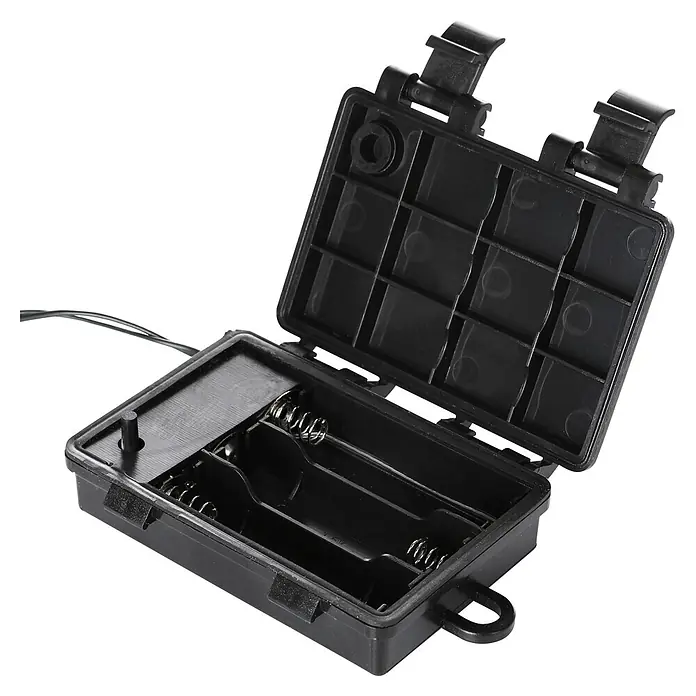 Nordstern LED-Lichterkette - Außen, Lichtfarbe: Warmweiß, Anzahl Leuchtmittel: 192 Stk., Batteriebetrieben - Offene schwarze Kunststoff-Batteriebox mit leeren Batteriefächern und Kabeln.