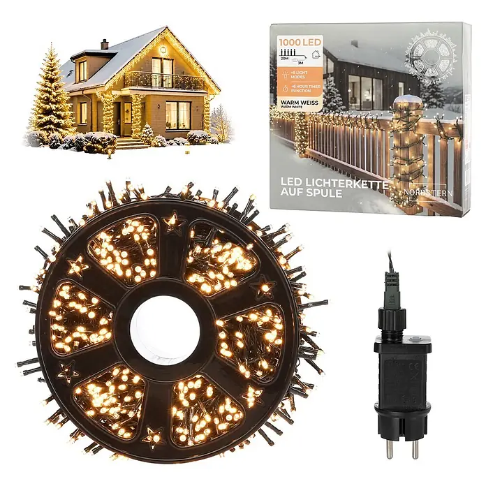 Nordstern LED-Lichterkette auf Spule - Außen, Lichtfarbe: Warmweiß, Anzahl Leuchtmittel: 1.000 Stk., Netzbetrieben - Warmweiße 1000 LED-Lichterkette auf schwarzer Spule mit Netzteil, Produktbox und einem Haus, das mit ähnlichen Lichtern geschmückt ist.