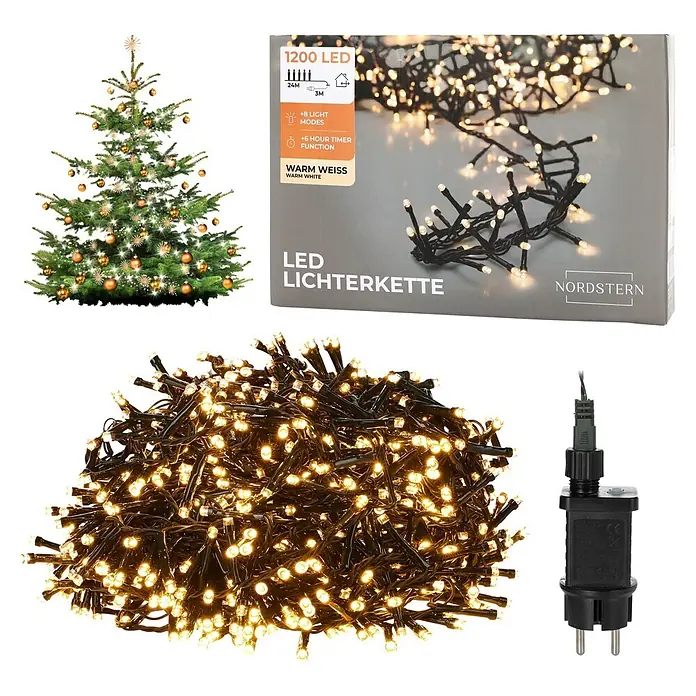 Nordstern LED-Lichterkette Büschel - Außen, Lichtfarbe: Warmweiß, Anzahl Leuchtmittel: 1.200 Stk., Netzbetrieben - Warmweiße LED Lichterkette mit Box, Netzteil und geschmücktem Weihnachtsbaum.