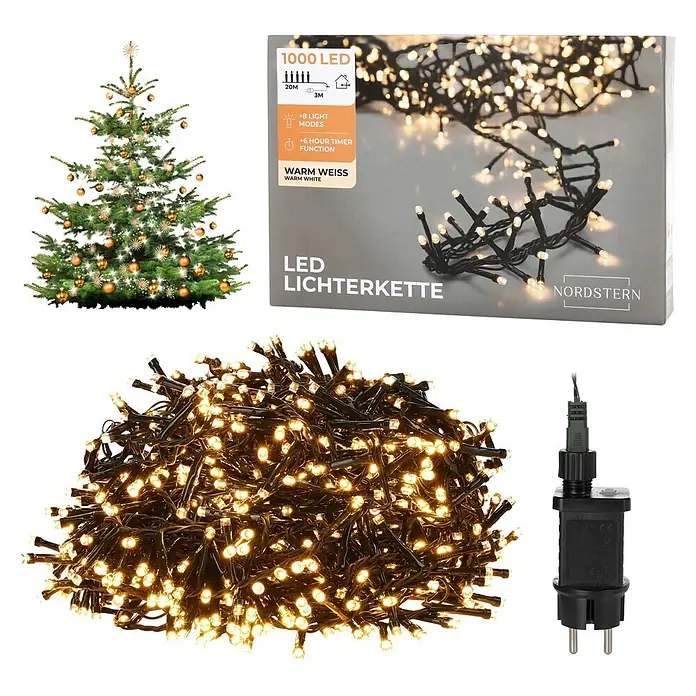 Nordstern LED-Lichterkette Büschel - Außen, Lichtfarbe: Warmweiß, Anzahl Leuchtmittel: 1.000 Stk., Netzbetrieben - Warmweiße LED-Lichterkette mit Stecker, auf einer Verpackung und an einem Weihnachtsbaum gezeigt.