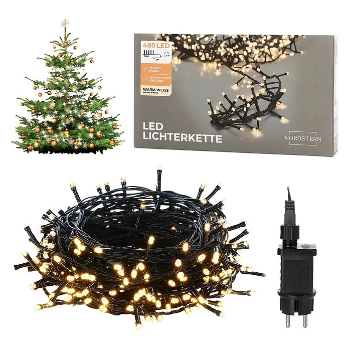 Nordstern LED-Lichterkette - Außen, Lichtfarbe: Warmweiß, Anzahl Leuchtmittel: 480 Stk., Netzbetrieben - Warmweiße LED-Lichterkette, aufgewickelt, mit Netzteil und Produktverpackung, abgebildet mit einem geschmückten Weihnachtsbaum.
