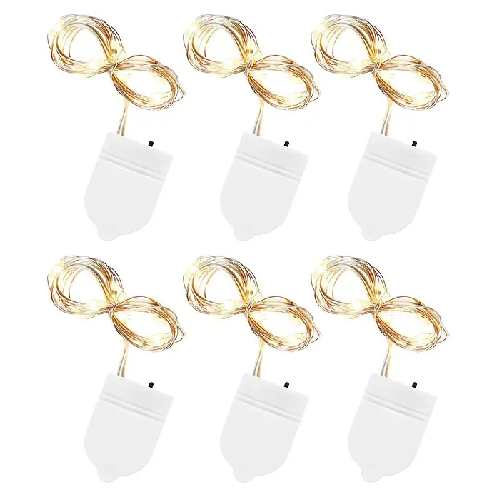 Nordstern LED-Lichterkette Mini - Lichtfarbe: Warmweiß, Batteriebetrieben - Sechs Sets warmweißer LED-Lichterketten mit dünnem Draht und kleinen weißen Batteriekästen.