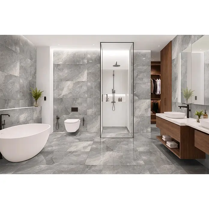Palazzo Feinsteinzeugfliese Jordan - 60 x 120 cm, Gris, Glänzend - Ein elegantes modernes Badezimmer mit grauen Fliesen in Marmoroptik an Wänden und Boden, dazu eine freistehende Wanne und ebenerdige Dusche.