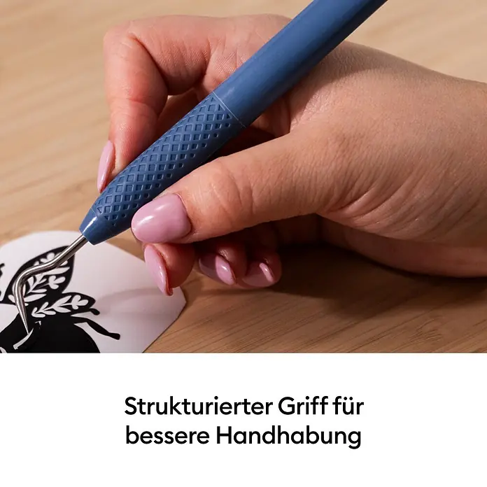 Cricut Plotter-Werkzeug Entgitterhaken - Geeignet für: Aufkleber, Blau - Blaues Entgitterwerkzeug mit strukturiertem Griff, von einer Hand zum Bearbeiten eines Vinyl-Designs gehalten.