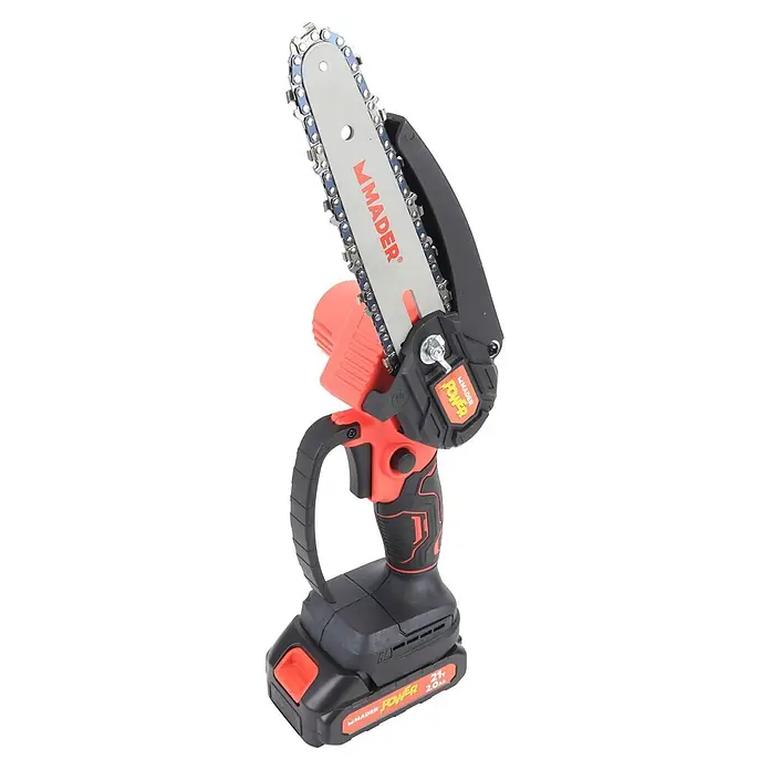 Mader Tijeras de poda telescópicas de batería + motosierra - Grosor de rama máx.: 28 mm, Iones de litio, 2 baterías - Mini motosierra inalámbrica Mader Power roja y negra con batería de 21V 2.0Ah, en ángulo, lista para tareas de corte.