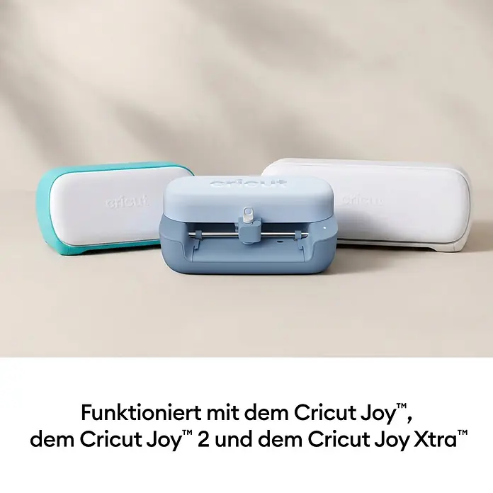 Cricut Joy Ersatzklinge Premiumfeinschnittklinge - Passend für: Cricut Joy™, Cricut Joy™ 2 und Cricut Joy Xtra™ - Drei Cricut Joy Maschinen in Türkis, Blau und Weiß, die blaue im Vordergrund geöffnet.