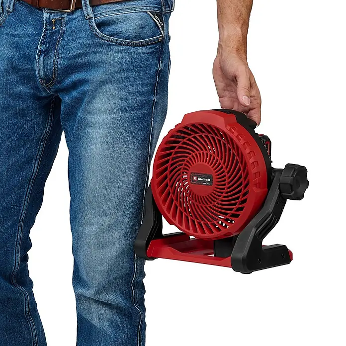 Einhell PXC 18V Akku-Ventilator GE-CF 18/2200 Li - Solo - 18 V, Li-Ionen, Ohne Akku - Eine Person hält einen rot-schwarzen, tragbaren Ventilator am Griff.