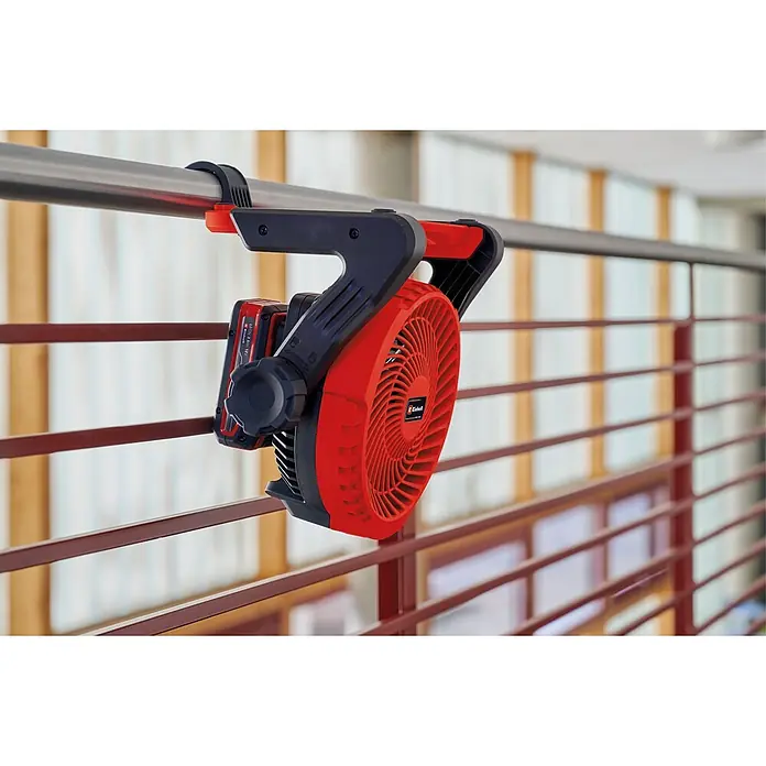 Einhell PXC 18V Akku-Ventilator GE-CF 18/2200 Li - Solo - 18 V, Li-Ionen, Ohne Akku - Roter und schwarzer Akku-Ventilator mit Akku, an einem silbernen Metallgeländer befestigt.