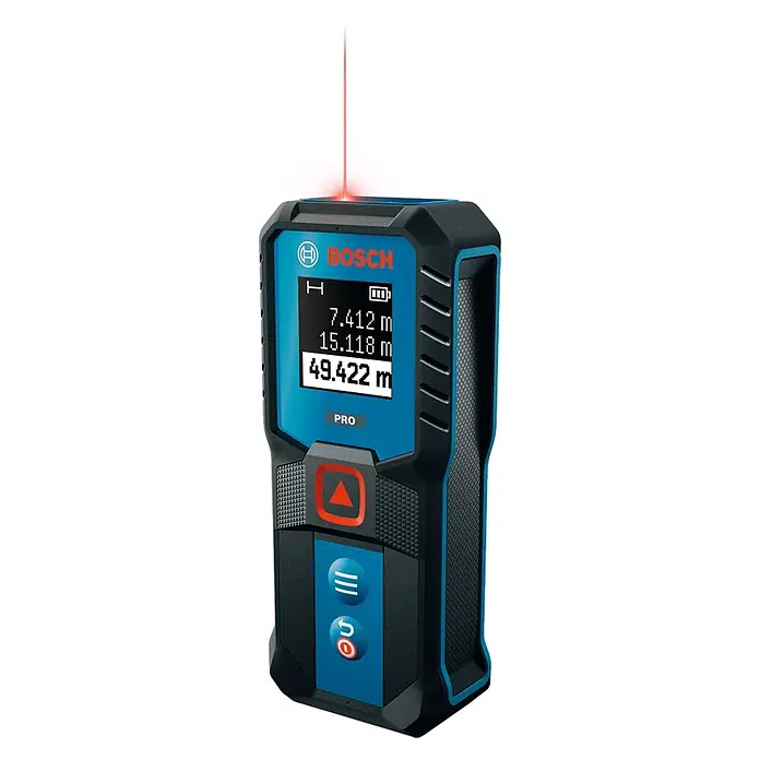 Bosch Professional Medidor de distancia láser GLM 50-21 - Gama de medición: 0,15 m - 50 m - Telémetro láser Bosch negro y azul con pantalla que muestra mediciones y un rayo láser rojo que emite desde la parte superior.