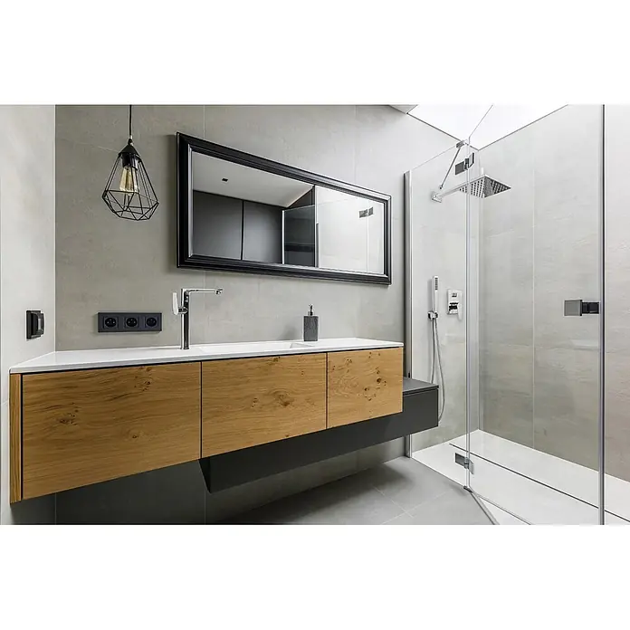 Bad Land Waschtischarmatur DOKOS hohe Waschtischarmatur Silber - Silber, Glänzend - Moderne schwebende Badmöbel mit hellen Holzschubladen und dunkelgrauem Sockel, weiße Arbeitsplatte mit integriertem Waschbecken.