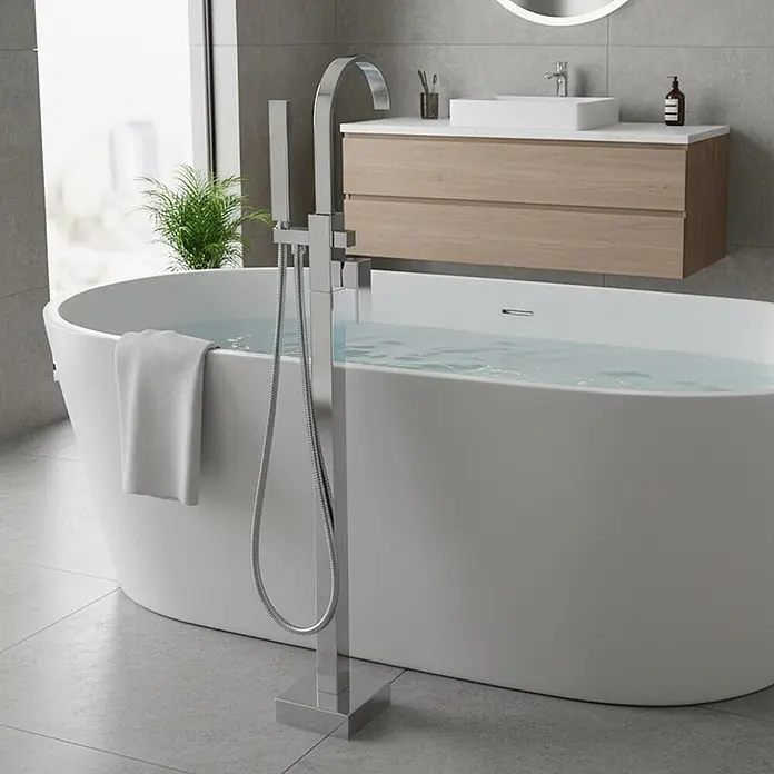 Bad Land Badewannenstandarmatur MODERN II freistehende Badewannenarmatur Chrom - Silber, Glänzend - Weiße freistehende Badewanne mit chromfarbenem Standarmatur in einem modernen Badezimmer.