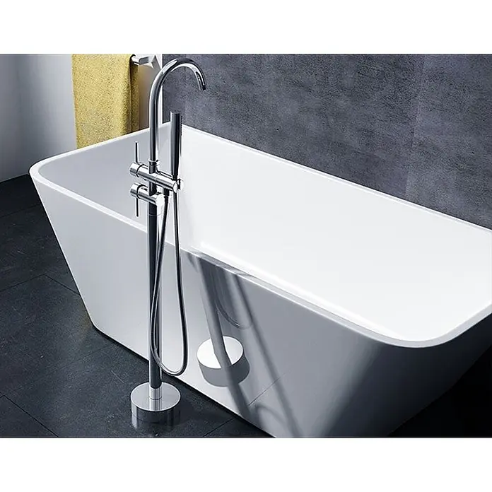 Bad Land Badewannenstandarmatur ORTIS freistehende Badewannenarmatur Chrom - Silber, Glänzend - Weiße freistehende Badewanne mit chromfarbenem Standarmatur und Handbrause in einem modernen Badezimmer.