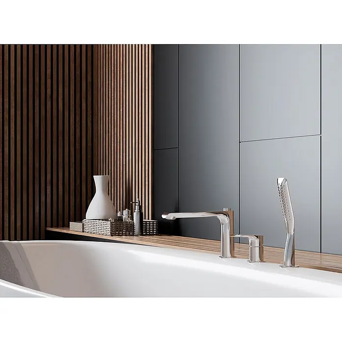 Bad Land Badewannenrandarmatur ALEA Badewannenrandarmatur 3-Loch Silber - Silber, Glänzend - Modernes Badezimmer mit weißer Wanne, Chromarmaturen, Holzwandverkleidung und dunkelgrauen Paneelen. Ein Holzregal mit Badezimmeraccessoires.
