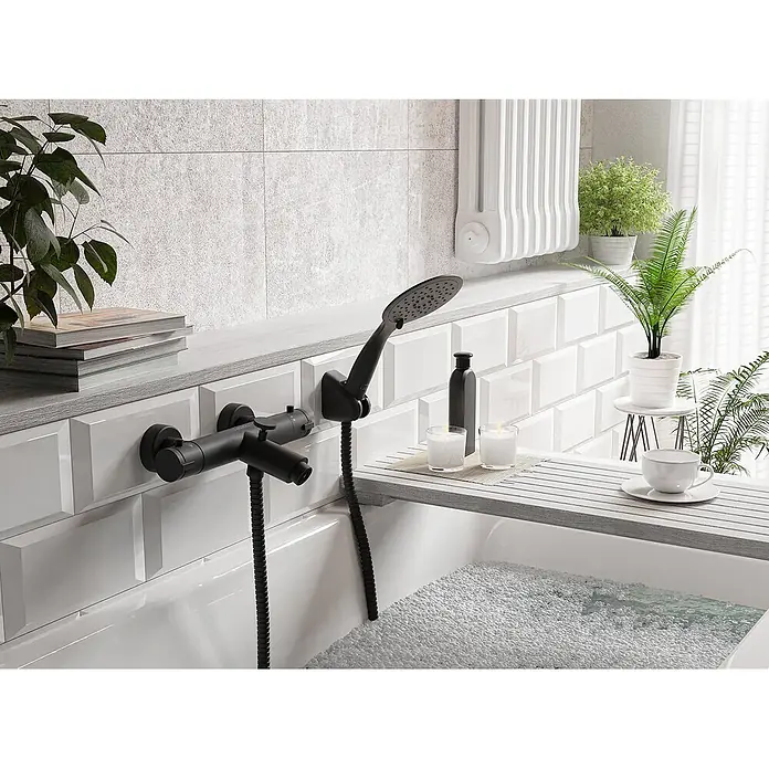 Bad Land Badewannenarmatur TERMICO Badewannenarmatur thermostatisch Schwarz - Schwarz, Matt - Mattschwarze Badewannenarmatur mit Handbrause, über einer Badewanne installiert.