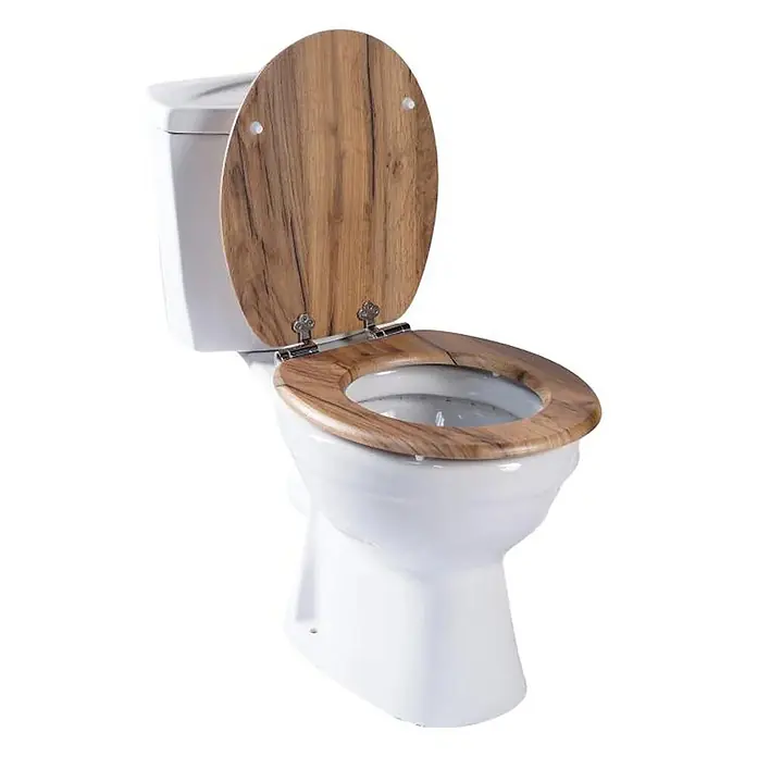 SAINOS WC-Sitz MDF WC-Sitz, Beige Holzoptik, Universal-O-Form, Absenkautomatik, Unten - MDF, Beige, Mit Absenkautomatik - Weiße Keramiktoilette mit offenem Toilettensitz und -deckel aus hellem Holz, mit Chromscharnieren.