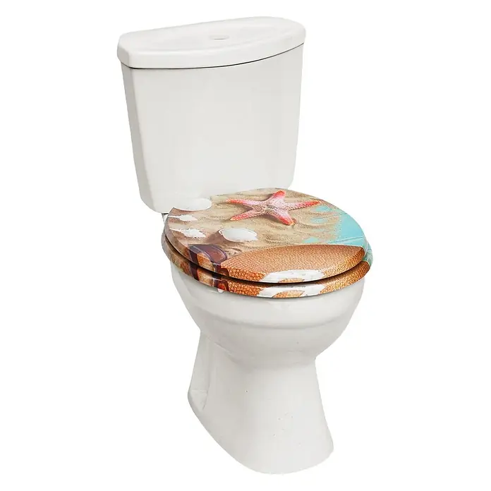 SAINOS WC-Sitz MDF WC-Sitz, Mehrfarbig, Universal-O-Form, Absenkautomatik, Unten - MDF, Mehrfarbig, Mit Absenkautomatik - Weißes WC mit einem WC-Sitz im Strandthema mit Sand, Seestern und Sonnenbrille.