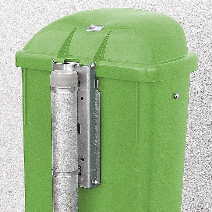 BRB Papierkorb Abfallbehälter für den Außenbereich, 50 Liter, nach DIN 30713, grün - 50 l, Kunststoff, grün - Grüner Kunststoff-Abfallbehälter mit gewölbtem Deckel, an einer silbernen Metallstange befestigt.