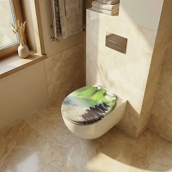 SAINOS WC-Sitz MDF WC-Sitz, Grün, Universal-O-Form, Absenkautomatik, Unten - MDF, Grün, Mit Absenkautomatik - Weißer WC-Sitz mit Naturmotiv aus grünen Blättern und schwarzen Steinen, in einem modernen Badezimmer.