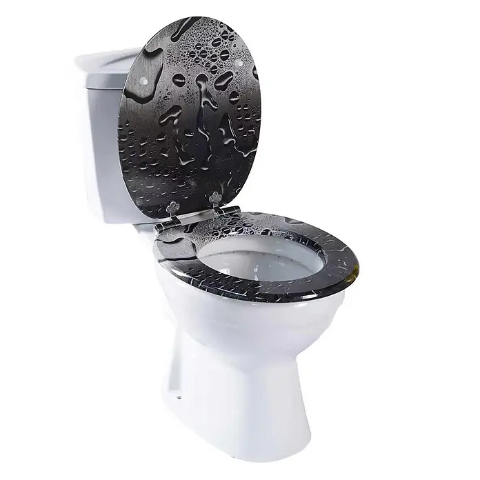 SAINOS WC-Sitz MDF WC-Sitz, Grau, Universal-O-Form, Absenkautomatik, Unten - MDF, Grau, Mit Absenkautomatik - Weiße Toilette mit schwarzem Deckel und Sitz mit glänzendem Nass-Look-Design und Wassertropfen.