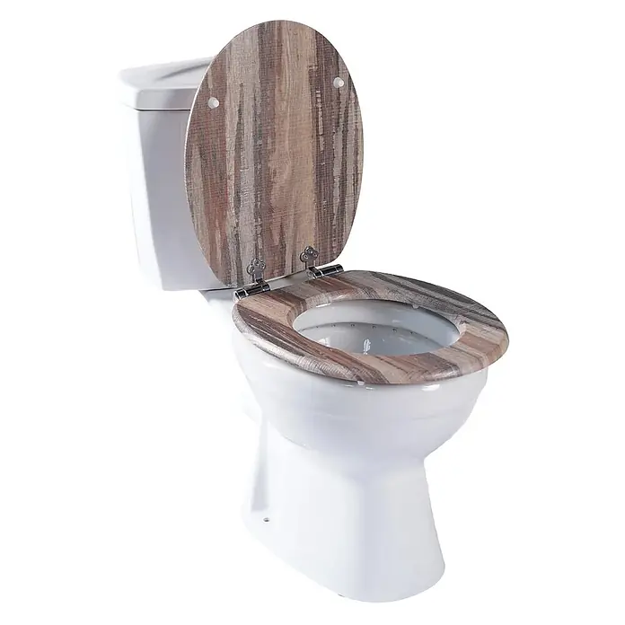 SAINOS WC-Sitz MDF WC-Sitz, Mehrfarbig, Universal-O-Form, Absenkautomatik, Unten - MDF, Mehrfarbig, Mit Absenkautomatik - Weiße Keramiktoilette mit offenem, holzmaserungsgemustertem Toilettensitz und Deckel, mit Chromscharnieren.