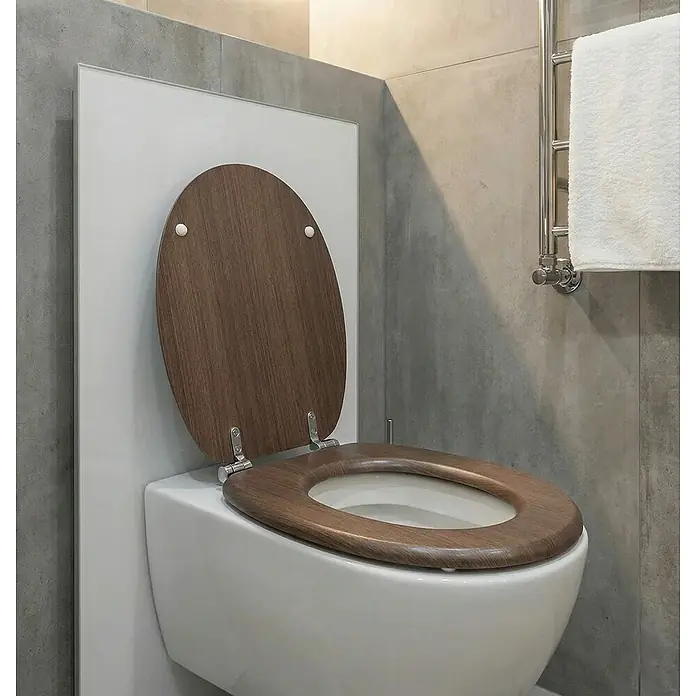 SAINOS WC-Sitz MDF WC-Sitz, Braun Holzoptik, Universal-O-Form, Absenkautomatik, Unten - MDF, Braun, Mit Absenkautomatik - Weiße Toilette mit dunklem Holzsitz und -deckel, offen, in einem modernen Badezimmer.