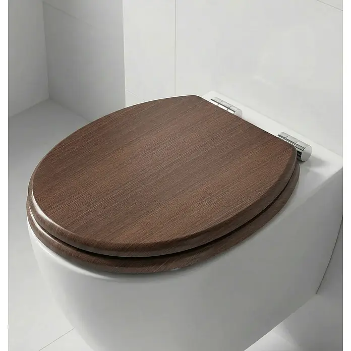 SAINOS WC-Sitz MDF WC-Sitz, Braun Holzoptik, Universal-O-Form, Absenkautomatik, Unten - MDF, Braun, Mit Absenkautomatik - Dunkelbrauner Toilettensitz in Holzoptik mit Chromscharnieren auf weißer Toilette.