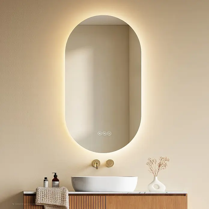 Lichtspiegel LM37 -  - Ovaler LED-Badspiegel mit Hintergrundbeleuchtung und Touch-Steuerung, über weißem Waschbecken und Holzwaschtisch in modernem Bad.