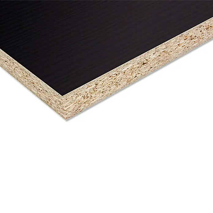 Spanplatte nach Maß I - Stärke: 16 mm, L x B: 280 x 207 cm, Esche Schwarz - Detailaufnahme einer Spanplatte mit schwarzer Beschichtung. Die Textur der Platte ist gut erkennbar.