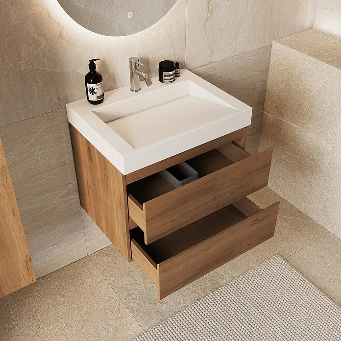 LOMAZOO Badmöbel-Set ZAR-WE-WW-60 - Gesamtbreite Badmöbel: 60 cm - Hölzerner Badezimmerschrank mit weißem Waschbecken, zwei geöffneten Schubladen, vor einer gefliesten Wand.