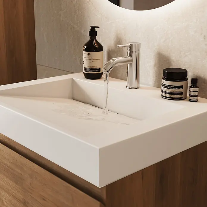 LOMAZOO Badmöbel-Set ZAR-WE-WW-60 - Gesamtbreite Badmöbel: 60 cm - Ein modernes, weißes, rechteckiges Waschbecken mit laufendem Wasserhahn, daneben Aesop-Reiniger, Creme und Öl.