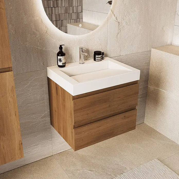 LOMAZOO Badmöbel-Set ZAR-WE-WW-60 - Gesamtbreite Badmöbel: 60 cm - Modernes Badezimmer mit weißem Waschbecken und hellem Holzschrank, vor hellen Steinfliesen und beleuchtetem Rundspiegel.