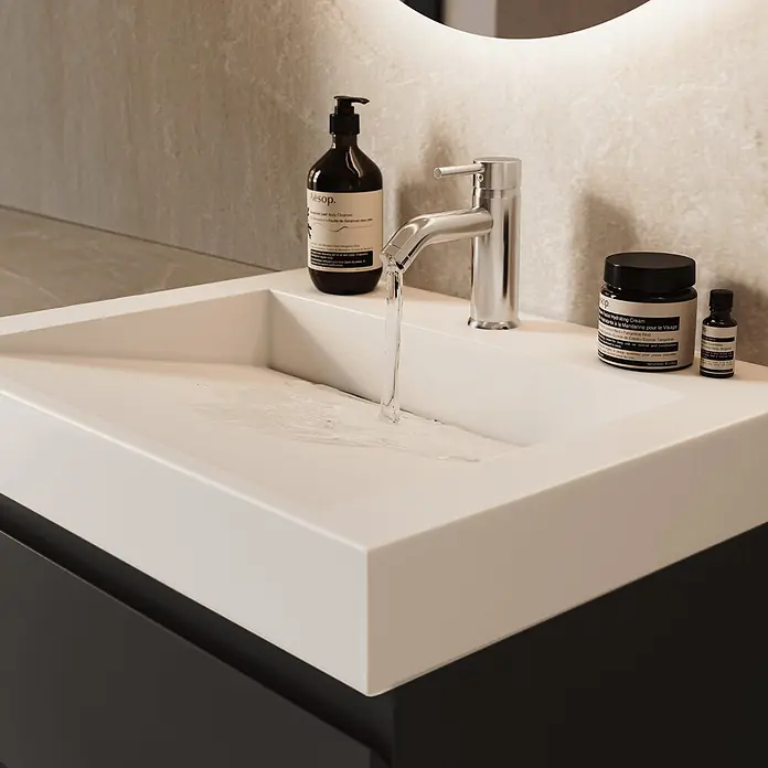 LOMAZOO Badmöbel-Set AZU-MZ-WW-60 - Gesamtbreite Badmöbel: 60 cm - Moderne weiße rechteckige Badezimmerwaschbecken mit eleganter Metallarmatur und Aesop-Hautpflegeprodukten. Wasser läuft ins Becken.
