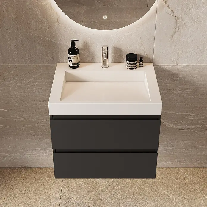 LOMAZOO Badmöbel-Set AZU-MZ-WW-60 - Gesamtbreite Badmöbel: 60 cm - Wandhängender Waschtisch mit weißem integriertem Waschbecken und dunkelgrauem Unterschrank, in modern gefliestem Bad mit Spiegelleuchte.