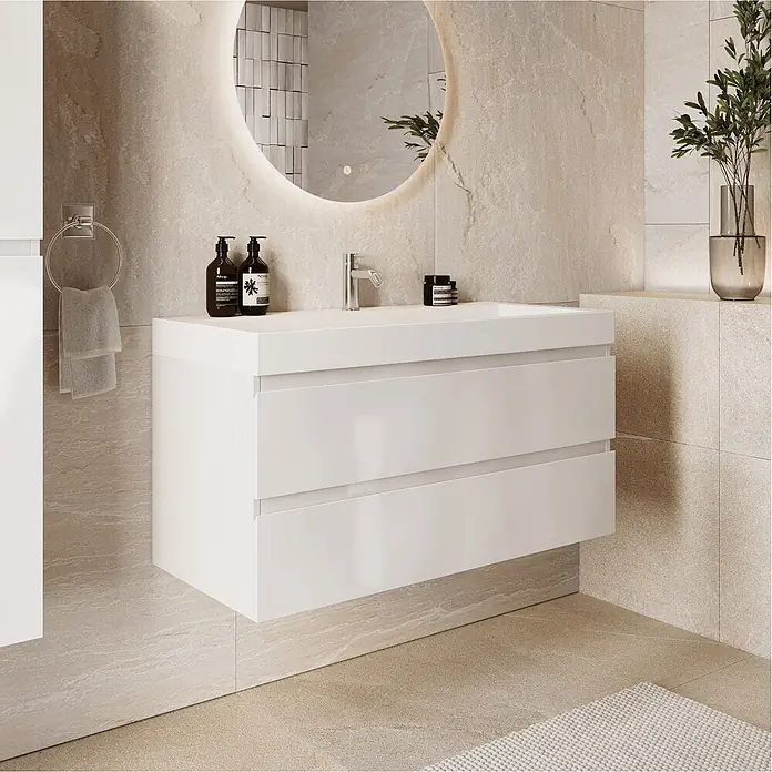 LOMAZOO Badmöbel-Set AZU-GW-WW-100 - Gesamtbreite Badmöbel: 100 cm - Weißer wandmontierter Badezimmer-Waschtisch mit Becken und zwei Schubladen, Chromarmatur und Pflegeprodukten in einem modern gefliesten Bad.