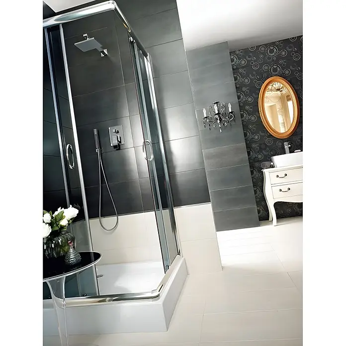 Bad Land Eckdusche FUNKIA Duschkabine quadratisch 90 x 90 x 185 cm Silber, 5 mm, Klarglas - Beschichtet, Silber, Stärke: 5 mm - Ein modernes Bad mit Glasduschkabine mit Chromakzenten, dunkelgrauen Wandfliesen, einem weißen Waschtisch und einem goldenen Spiegel.