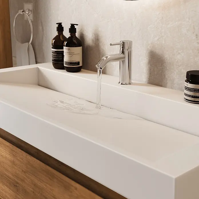 LOMAZOO Badmöbel-Set ZAR-WE-WW-100 - Gesamtbreite Badmöbel: 100 cm - Weißes Rechteckwaschbecken mit integrierter Arbeitsplatte und Chromarmatur, Wasser läuft.