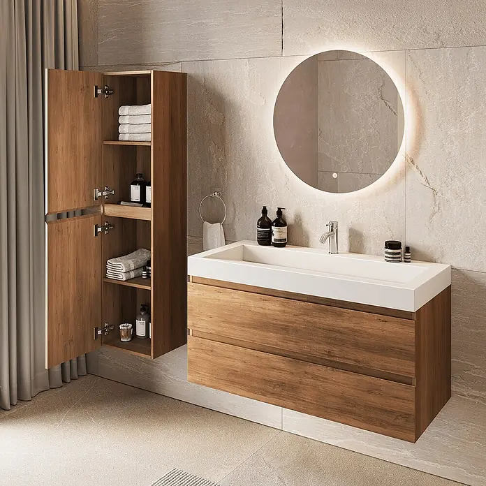 LOMAZOO AZURO Eiche warm - Weißes Waschbecken - Mit Hochschrank - 100 cm -  - Moderner Badmöbelunterschrank in Holzoptik mit weißem Waschbecken und passendem Hochschrank, daneben ein runder LED-Spiegel, in einem gefliesten Bad.