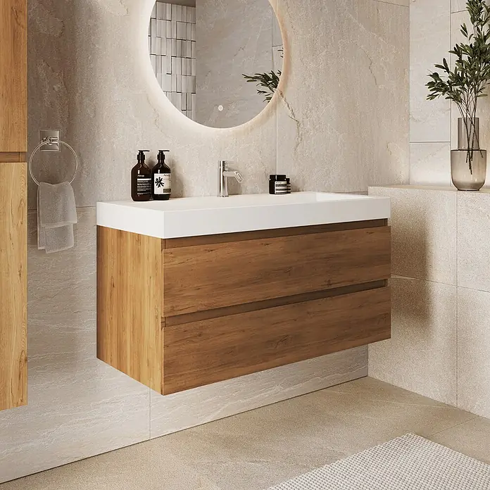 LOMAZOO AZURO Eiche warm - Weißes Waschbecken - Mit Hochschrank - 100 cm -  - Wandhängender Waschtischunterschrank aus hellem Holz mit weißem Keramikwaschbecken im modernen Bad.