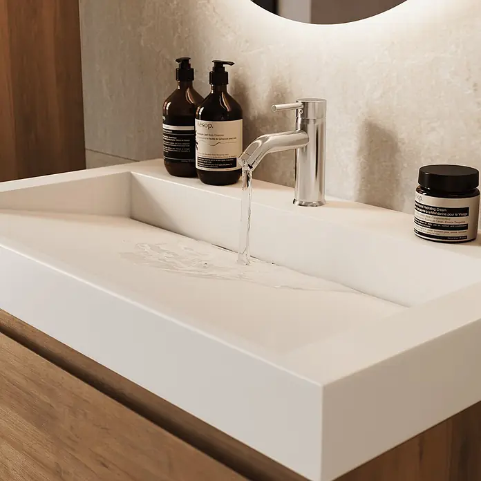 LOMAZOO Badmöbel-Set ZAR-WE-WW-80 - Gesamtbreite Badmöbel: 80 cm - Modernes weißes, rechteckiges Waschbecken mit Chromarmatur und fließendem Wasser, daneben Luxuspflegeprodukte.