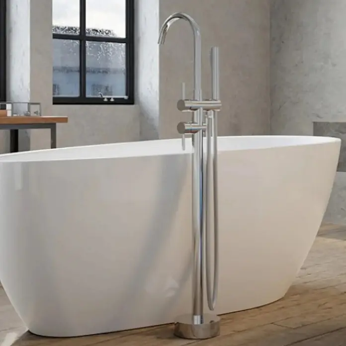 Bad Land Badewannenstandarmatur ILLUSION II freistehende Badewannenarmatur Chrom - Silber, Glänzend - Weißer Standbadewanne mit verchromter Bodenarmatur in einem modernen Badezimmer.
