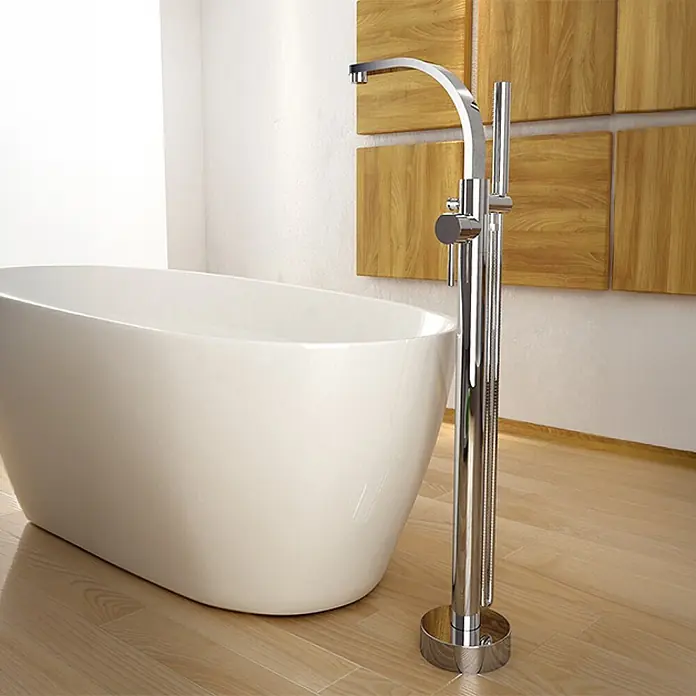 Bad Land Badewannenstandarmatur DECCO II freistehende Badewannenarmatur Chrom - Silber, Glänzend - Weiße freistehende Badewanne mit hohem Chrom-Standarmatur in einem modernen Badezimmer.
