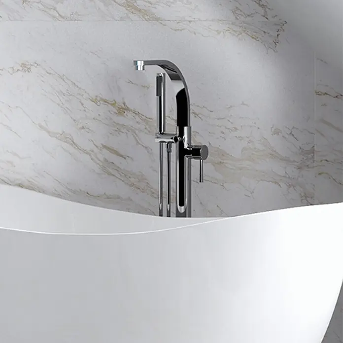 Bad Land Badewannenstandarmatur DECCO II freistehende Badewannenarmatur Chrom - Silber, Glänzend - Weiße freistehende Badewanne mit einem verchromten Standarmatur vor einer hellen Marmorwand.