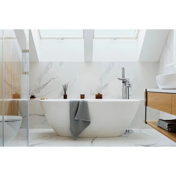 Bad Land Badewannenstandarmatur GLAMOUR freistehende Badewannenarmatur Silber - Silber, Glänzend - Modernes Badezimmer mit einer weißen freistehenden Badewanne und eleganten Marmorfliesen.