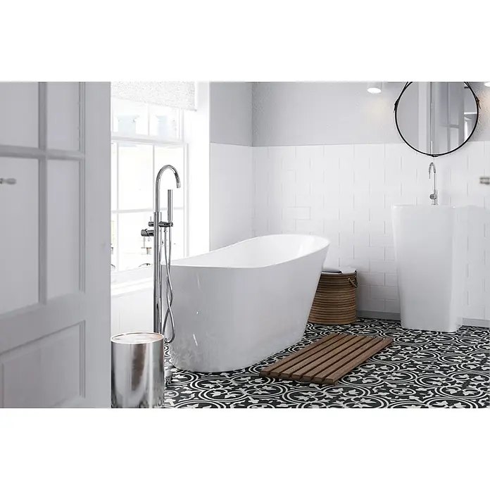 Bad Land Badewannenstandarmatur LUGO freistehende Badewannenarmatur Chrom - Chrom, Matt - Ein modernes Badezimmer mit einer weißen freistehenden Badewanne, Chrom-Standarmatur, weißem Waschtisch und schwarz-weiß gemusterten Bodenfliesen.