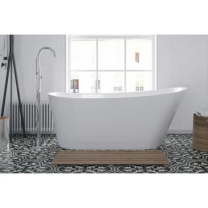 Bad Land Badewannenstandarmatur LUGO freistehende Badewannenarmatur Chrom - Chrom, Matt - Weiße freistehende Badewanne in einem modernen Badezimmer mit gemusterten Fliesen und großem Fenster.