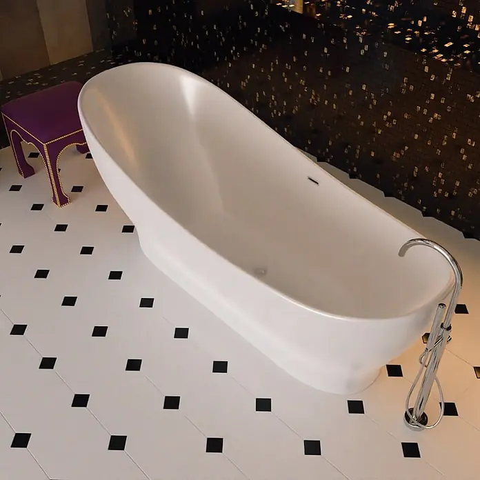 Bad Land Badewannenstandarmatur LUGO freistehende Badewannenarmatur Chrom - Chrom, Matt - Eine elegante weiße freistehende Badewanne mit bodenstehender Chromarmatur in einem modernen Badezimmer.